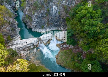 Vue aérienne de Air Terjun Tanggedu, East Nusa Tenggara, Indonésie ; Ndapayami, Kanatang, régence de Sumba est, Nusa Tenggara est, Indonésie Banque D'Images