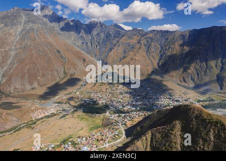 Stepantsminda, anciennement Kazbegi, une ville de la région de Mtskheta-Mtianeti dans le nord-est de la Géorgie ; Stepantsminda, Mtskheta-Mtianeti, Géorgie Banque D'Images