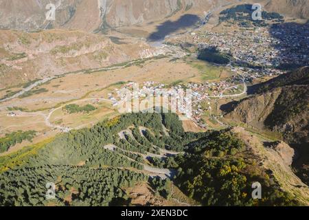 Stepantsminda, anciennement Kazbegi, une ville de la région de Mtskheta-Mtianeti dans le nord-est de la Géorgie ; Stepantsminda, Mtskheta-Mtianeti, Géorgie Banque D'Images