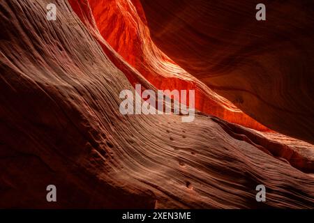 La lumière du soleil illumine les stries rouges de Mystic Canyon, un endroit incroyable pour se promener et explorer. Des éons d'érosion ont créé des exploits étonnants ... Banque D'Images