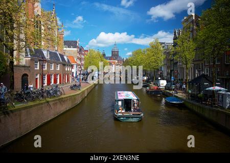 Vue sur un canal à Amsterdam. Bateaux à voile Banque D'Images