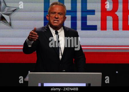 Le 27 juin 2024, à Los Angeles, en Californie, Robert F. Kennedy Jr., qui a été exclu du débat sur CNN, a organisé son propre événement appelé « le vrai débat ». Ces images photographiques capturent sa présence dynamique et les réponses émotionnelles qu’il a inspirées chez les gens. Banque D'Images