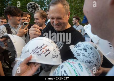 Moscou, Russie. 28 juin 2024. Mikhail Gordin (C), recteur de l'Université technique d'État Bauman de Moscou, signe des casques pour les diplômés universitaires de Moscou, en Russie Banque D'Images