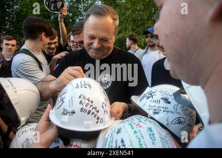 Moscou, Russie. 28 juin 2024. Mikhail Gordin (C), recteur de l'Université technique d'État Bauman de Moscou, signe des casques pour les diplômés universitaires de Moscou, en Russie Banque D'Images