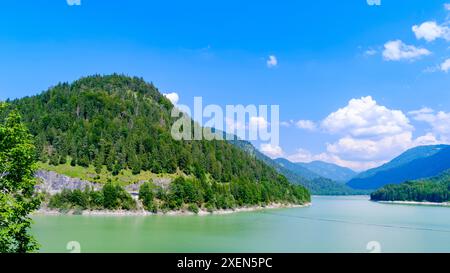 Réservoir Lac Sylvenstein près de Bad Tolz dans les montagnes Karwendel. La rivière Isar est le principal affluent. Allemagne, haute-Bavière. Banque D'Images