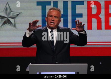 Le 27 juin 2024, à Los Angeles, en Californie, Robert F. Kennedy Jr., qui a été exclu du débat sur CNN, a organisé son propre événement appelé « le vrai débat ». Ces images photographiques capturent sa présence dynamique et les réponses émotionnelles qu’il a inspirées chez les gens. Banque D'Images