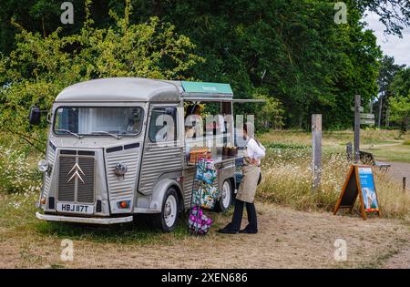 Une camionnette Citroën classique en argent vintage convertie pour la vente de collations et de nourriture à RHS Garden Wisley, Surrey, sud-est de l'Angleterre en été Banque D'Images