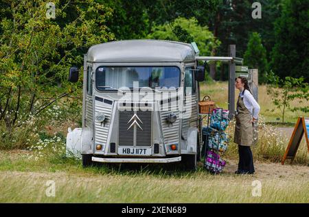 Une camionnette Citroën classique en argent vintage convertie pour la vente de collations et de nourriture à RHS Garden Wisley, Surrey, sud-est de l'Angleterre en été Banque D'Images