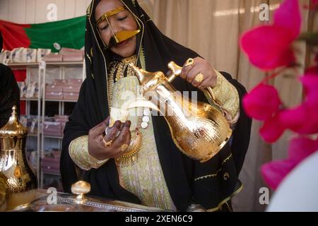 Moscou, Russie. 28 juin 2024. Les gens participent aux Journées de la culture des Émirats arabes Unis sur la place Manezhnaya à Moscou. Banque D'Images