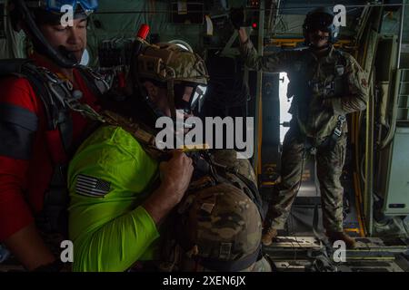 Justin Geers, chef du commandement de la 23e Escadre de l'US Air Force, se prépare pour un saut en tandem avec un pararescuman affecté au 38e escadron de sauvetage au-dessus du golfe du Mexique, le 24 juin 2024. Les pararescuemen stationnés à Moody Air Force base, en Géorgie, utilisent à la fois le HH-60W Jolly Green II et le HC-130J combat King II pour exécuter leur mission principale de sauver la vie des autres. (Photo de l'US Air Force par Airman 1st Class Iain Stanley) Banque D'Images