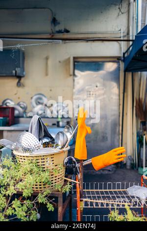 Photos de rue de la cuisine ouverte et des ustensiles de cuisine dans le quartier Song Wat de Bangkok ; Bangkok, Thaïlande Banque D'Images