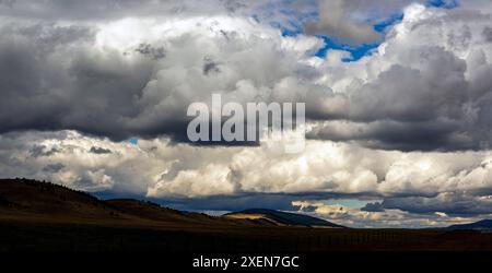 Panorama de nuages orageux spectaculaires sur des collines ondulantes ; à l'ouest de Claresholm, Alberta, Canada Banque D'Images