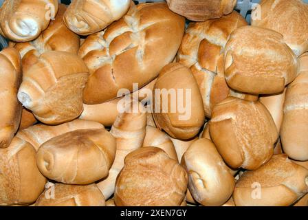 Petits pains au levain, cuits dans le laboratoire du boulanger, Italie. Banque D'Images