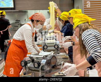 Les visiteurs ont vu rouler la pâte à nouilles pendant le processus de production de nouilles instantanées au musée CupNoodles. Le musée est dédié à l'histoire des nouilles instantanées et à l'histoire de Nissin Foods, fondée par Momofuku Ando, l'inventeur des nouilles instantanées et des CupNoodles. Le musée a deux emplacements, l'un à Osaka et l'autre à Yokohama, au Japon. (Photo de Pongmanat Tasiri/SOPA images/Sipa USA) crédit : Sipa USA/Alamy Live News Banque D'Images