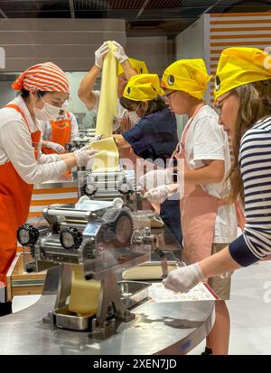 28 juin 2024, S? En, Osaka, Japon : les visiteurs ont vu rouler la pâte à nouilles pendant le processus de production de nouilles instantanées au musée CupNoodles. Le musée est dédié à l'histoire des nouilles instantanées et à l'histoire de Nissin Foods, fondée par Momofuku Ando, l'inventeur des nouilles instantanées et des CupNoodles. Le musée a deux emplacements, l'un à Osaka et l'autre à Yokohama, au Japon. (Crédit image : © Pongmanat Tasiri/SOPA images via ZUMA Press Wire) USAGE ÉDITORIAL SEULEMENT! Non destiné à UN USAGE commercial ! Crédit : ZUMA Press, Inc/Alamy Live News Banque D'Images