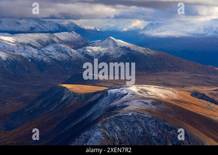 Photos aériennes montrant le paysage des montagnes côtières, au sud de Whitehorse pendant l'automne avec une vue imprenable sur les crêtes... Banque D'Images