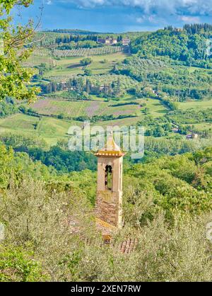 Italie, Toscane. Région du Chianti, Pieve di Santa Maria Novella près de Radda avec vert printanier Banque D'Images