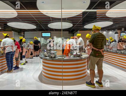 28 juin 2024, S? En, Osaka, Japon : les visiteurs ont découvert le processus de production de nouilles instantanées au musée CupNoodles. Le musée est dédié à l'histoire des nouilles instantanées et à l'histoire de Nissin Foods, fondée par Momofuku Ando, l'inventeur des nouilles instantanées et des CupNoodles. Le musée a deux emplacements, l'un à Osaka et l'autre à Yokohama, au Japon. (Crédit image : © Pongmanat Tasiri/SOPA images via ZUMA Press Wire) USAGE ÉDITORIAL SEULEMENT! Non destiné à UN USAGE commercial ! Crédit : ZUMA Press, Inc/Alamy Live News Banque D'Images