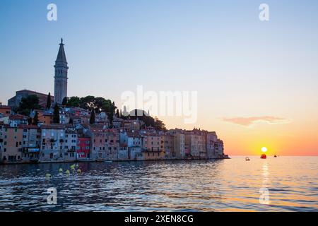 Tour de l'église de Sainte-Euphémie le long du front de mer de la vieille ville dans le port maritime croate de Rovinj au coucher du soleil ; Rovinj, Croatie Banque D'Images