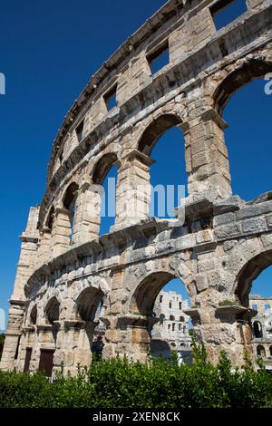 Vue à travers la structure en pierre de l'ancien amphithéâtre romain, l'arène de Pula avec un ciel bleu, construit en 27 av. J.-C. - 68 ; Pula, Croatie Banque D'Images