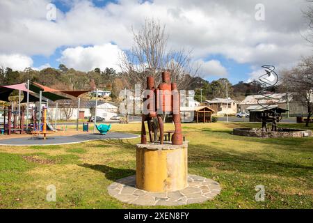 Walcha ville en Nouvelle-Galles du Sud, sculpture d'art en plein air 'la famille' par Tom Deko dans McHattan Park, Walcha, Nouvelle-Galles du Sud, Australie Banque D'Images
