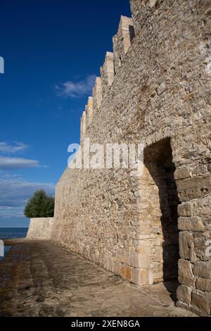 Mur extérieur de la ville avec porte le long de la mer dans la vieille ville de Novigrad, Croatie ; Novigrad, comté d'Istrie, Croatie Banque D'Images