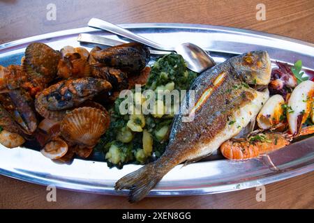 Plateau de cuisine traditionnelle de fruits de mer en Croatie ; Pula, comté d'Istrie, Croatie Banque D'Images