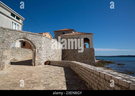 Marina Gate sur le site historique du Belvédère (1649) dans la vieille ville côtière de Novigrad, Croatie ; Novigrad, comté d'Istrie, Croatie Banque D'Images