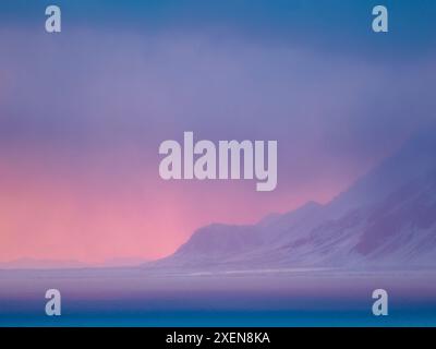 Coucher de soleil sur l'Isfjorden pendant l'hiver sur l'île de Spitzberg dans l'archipel du Svalbard. Arctique, Norvège. Banque D'Images