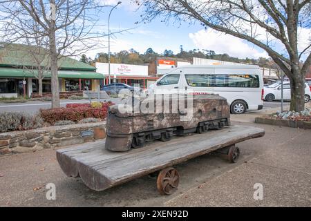 Tous à bord, train de sculptures en bois en plein air par David Waters dans le centre-ville de Walcha, région de Nouvelle-Galles du Sud, Australie Banque D'Images