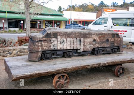 Tous à bord, train de sculptures en bois en plein air par David Waters dans le centre-ville de Walcha, région de Nouvelle-Galles du Sud, Australie Banque D'Images