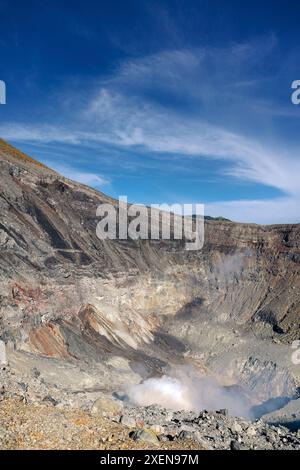 Cratère du mont Lokon avec activité géothermique dans le nord du Sulawesi, Indonésie ; Agotey, Mandolang, régence de Minahasa, Sulawesi du Nord, Indonésie Banque D'Images