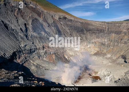 Cratère du mont Lokon avec activité géothermique dans le nord du Sulawesi, Indonésie ; Agotey, Mandolang, régence de Minahasa, Sulawesi du Nord, Indonésie Banque D'Images