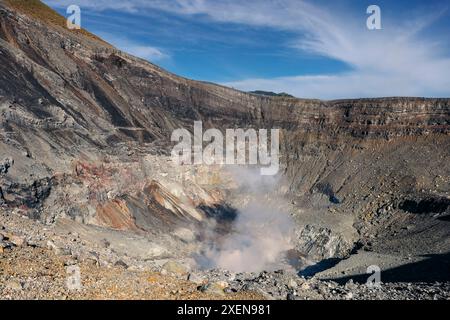 Cratère du mont Lokon avec activité géothermique dans le nord du Sulawesi, Indonésie ; Agotey, Mandolang, régence de Minahasa, Sulawesi du Nord, Indonésie Banque D'Images