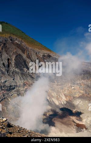 Cratère du mont Lokon avec activité géothermique dans le nord du Sulawesi, Indonésie ; Agotey, Mandolang, régence de Minahasa, Sulawesi du Nord, Indonésie Banque D'Images