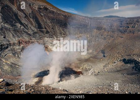 Cratère du mont Lokon avec activité géothermique dans le nord du Sulawesi, Indonésie ; Agotey, Mandolang, régence de Minahasa, Sulawesi du Nord, Indonésie Banque D'Images