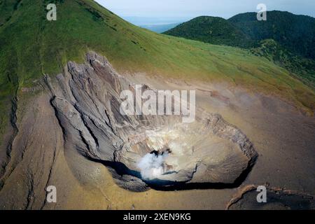 Mont Lokon avec activité géothermique dans le nord de Sulawesi, Indonésie ; Agotey, Mandolang, régence de Minahasa, Sulawesi du Nord, Indonésie Banque D'Images