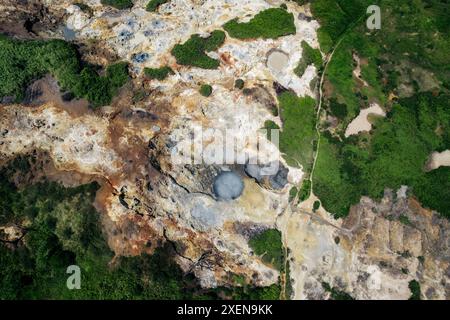 Vue aérienne directement au-dessus du cratère du mont Lokon avec activité géothermique dans le nord de Sulawesi, Indonésie Banque D'Images