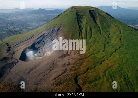 Mont Lokon avec activité géothermique dans le nord de Sulawesi, Indonésie ; Agotey, Mandolang, régence de Minahasa, Sulawesi du Nord, Indonésie Banque D'Images