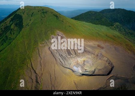 Cratère du mont Lokon avec de la vapeur dans le nord de Sulawesi, Indonésie ; Agotey, Mandolang, régence de Minahasa, Sulawesi du Nord, Indonésie Banque D'Images