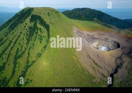 Vue aérienne du cratère du mont Lokon dans le nord du Sulawesi, Indonésie ; Agotey, Mandolang, régence de Minahasa, Sulawesi du Nord, Indonésie Banque D'Images