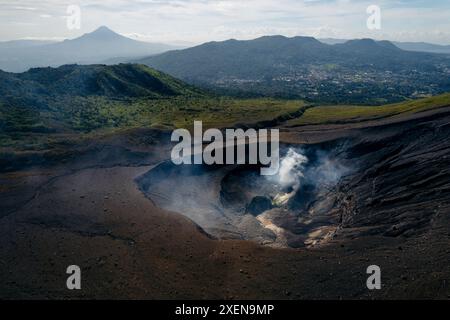 Cratère volcanique du mont Lokon dans le nord du Sulawesi, Indonésie ; Agotey, Mandolang, régence de Minahasa, Sulawesi du Nord, Indonésie Banque D'Images