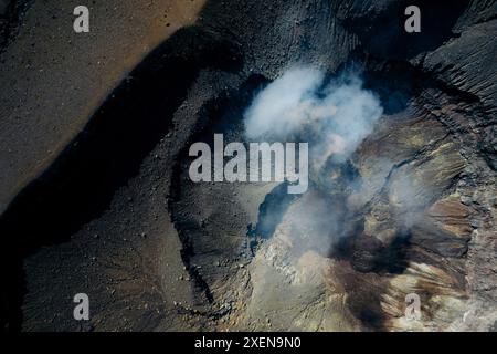 Vue aérienne rapprochée du mont Lokon dans le nord de Sulawesi, Indonésie ; Agotey, Mandolang, régence de Minahasa, Sulawesi du Nord, Indonésie Banque D'Images