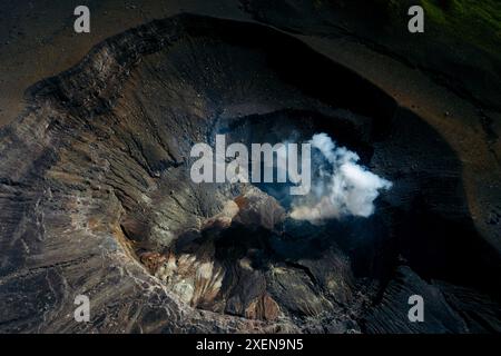 Vue aérienne gros plan du mont Lokon dans le nord de Sulawesi, Indonésie ; Agotey, Mandolang, régence de Minahasa, Sulawesi du Nord, Indonésie Banque D'Images