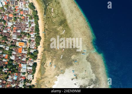 Vue aérienne de la ville de Bunaken, Sulawesi Nord, Indonésie ; Bunaken, Sulawesi Nord, Indonésie Banque D'Images