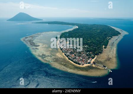 Vue aérienne d'une île avec la ville de Bunaken, Sulawesi Nord, Indonésie ; Bunaken, Sulawesi Nord, Indonésie Banque D'Images