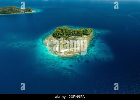 Île tropicale de Bolilanga avec station balnéaire dans les îles Togéennes d'Indonésie, avec sable blanc et eau turquoise de l'océan Banque D'Images