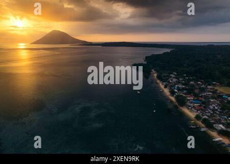 Drone view Bunaken Island au coucher du soleil, North Sulawesi, Indonésie ; Bunaken, North Sulawesi, Indonésie Banque D'Images