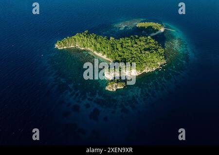 Belle île de Bolilanga avec station balnéaire dans les îles Togiennes d'Indonésie, avec du sable blanc et de l'eau turquoise de l'océan Banque D'Images