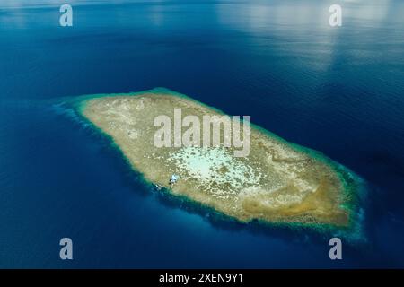 Relief éloigné dans l'océan dans le parc national Togean de Kepulauan ; Wakai, Sulawesi central, Indonésie Banque D'Images